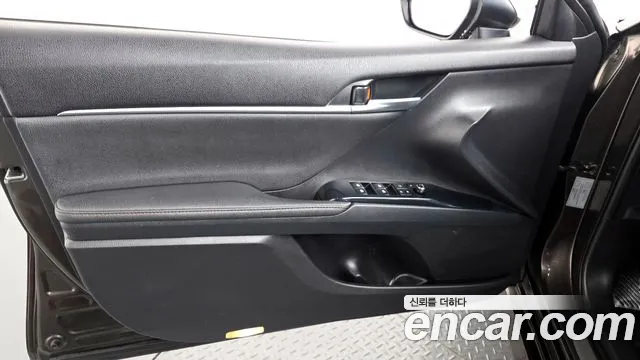 Toyota Camry 2019 — фото 14