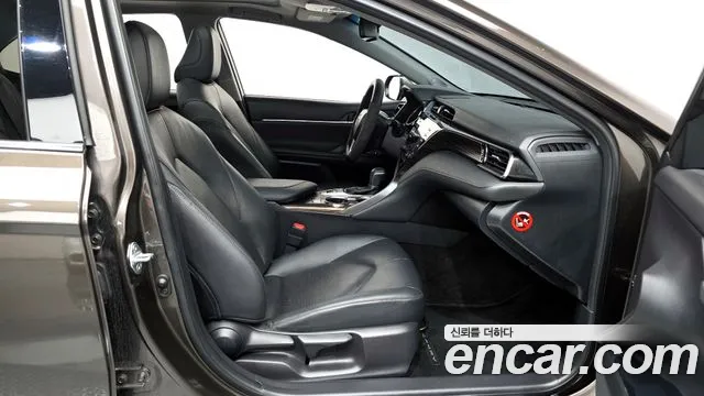 Toyota Camry 2019 — фото 16