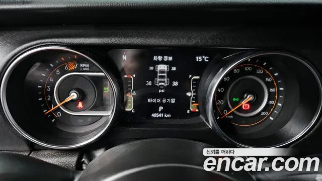 Jeep Wrangler 2023 — фото 11