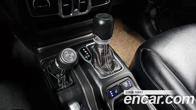 Jeep Wrangler 2023 — фото 12