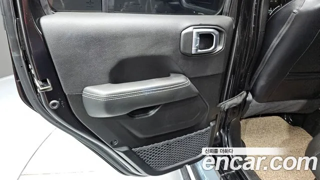 Jeep Wrangler 2023 — фото 15