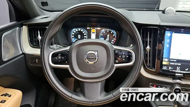 Volvo XC60 2019 — фото 12