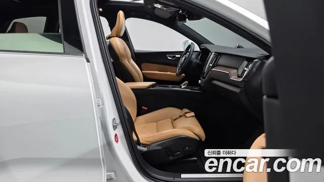 Volvo XC60 2021 — фото 16