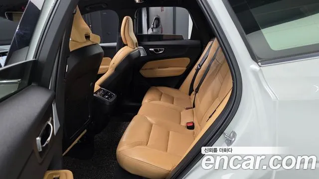 Volvo XC60 2021 — фото 17
