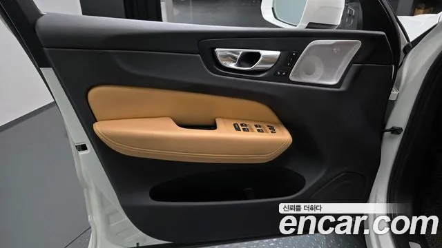 Volvo XC60 2021 — фото 13