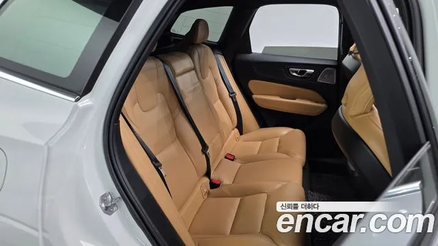 Volvo XC60 2021 — фото 15