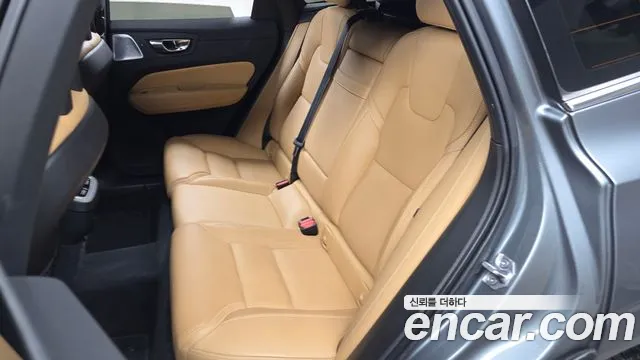 Volvo XC60 2018 — фото 16