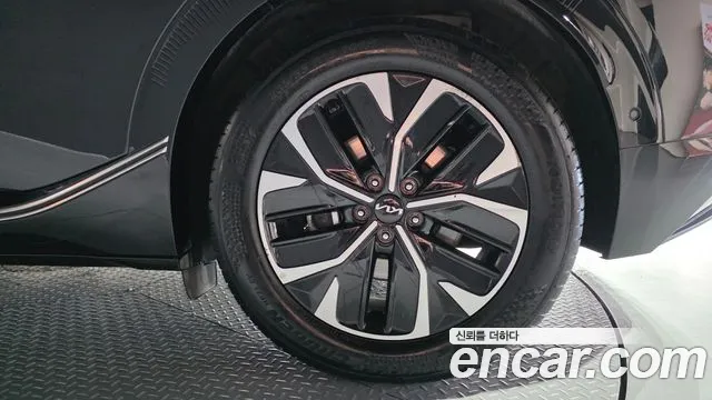 Kia EV6 2023 — фото 7