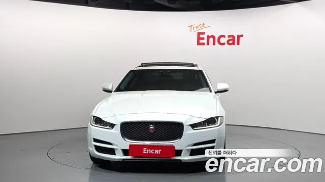 Jaguar XE 2016 — фото 3
