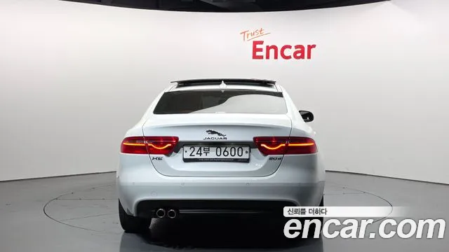Jaguar XE 2016 — фото 4