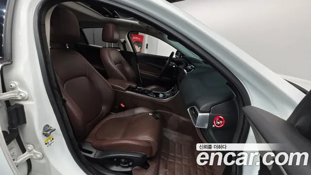 Jaguar XE 2016 — фото 10