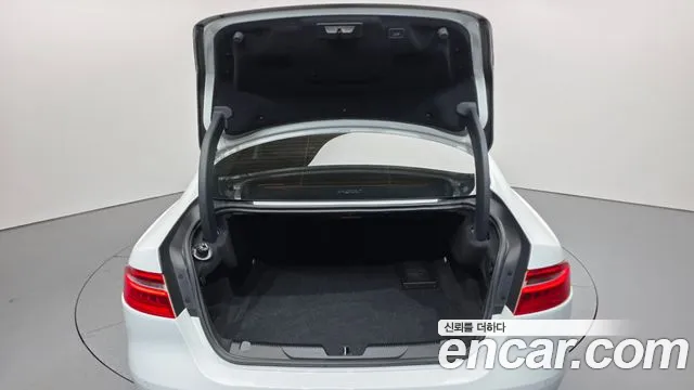 Jaguar XE 2016 — фото 20