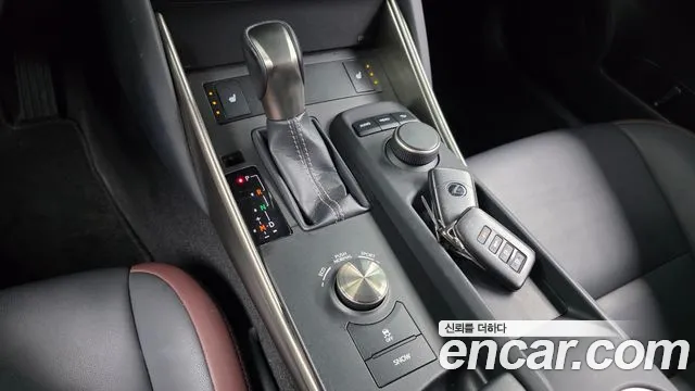 Lexus IS 2019 — фото 12