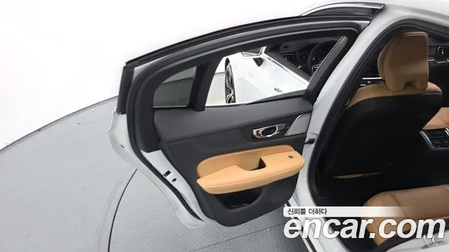 Volvo S60 2021 — фото 15