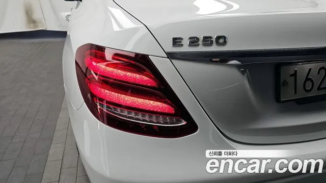 Mercedes-Benz E-Class 2020 — фото 9
