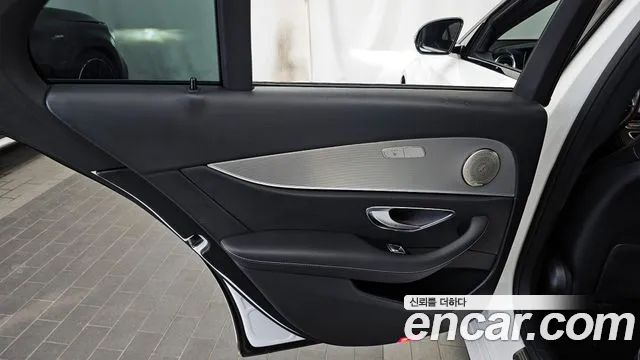 Mercedes-Benz E-Class 2020 — фото 15