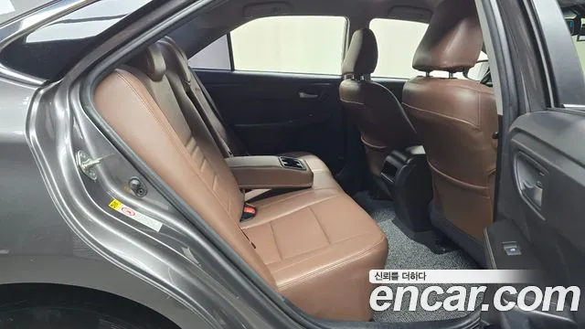 Toyota Camry 2017 — фото 12