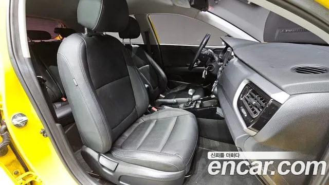 Kia Stonic 2018 — фото 10