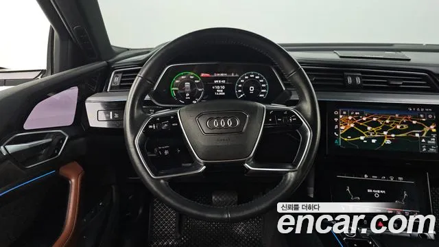 Audi e-tron 2021 — фото 18