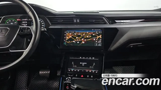 Audi e-tron 2021 — фото 19