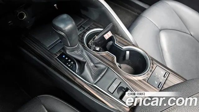 Toyota Camry 2018 — фото 12