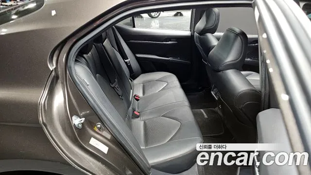Toyota Camry 2018 — фото 16