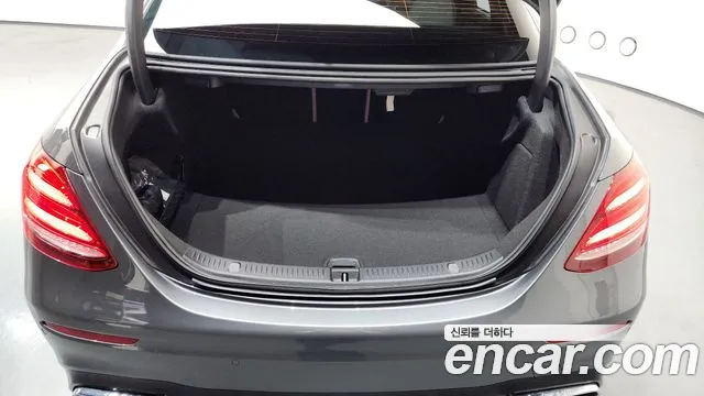 Mercedes-Benz E-Class 2019 — фото 17