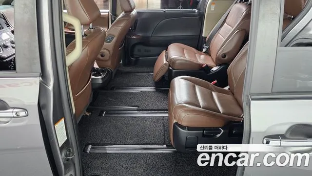 Toyota Sienna 2018 — фото 11