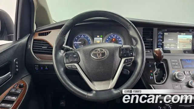 Toyota Sienna 2018 — фото 14