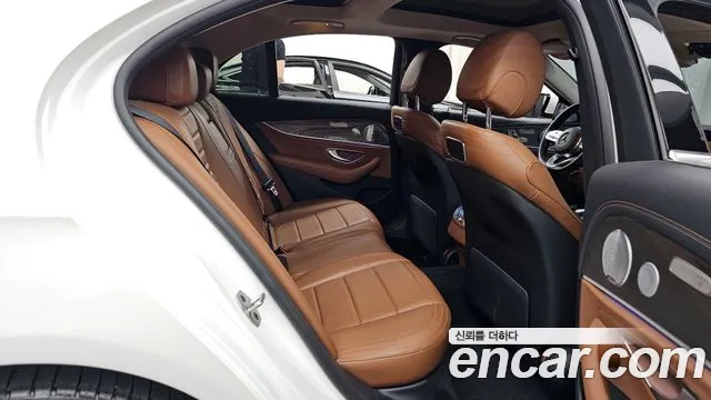 Mercedes-Benz E-Class 2019 — фото 18