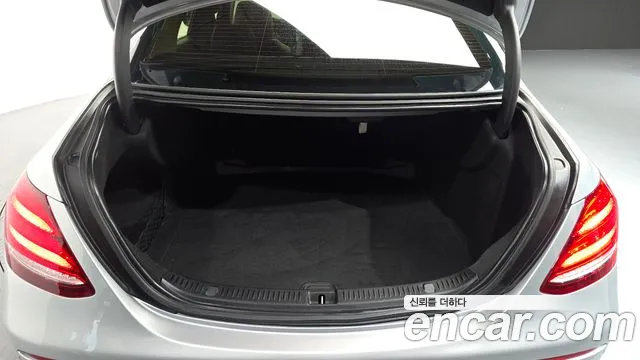 Mercedes-Benz E-Class 2017 — фото 20
