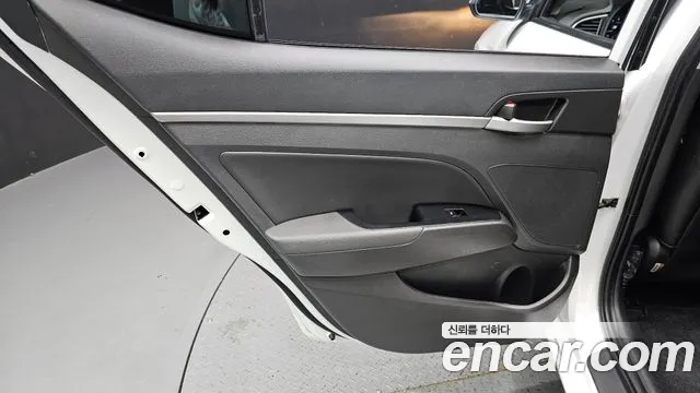 Hyundai AVANTE 2016 — фото 15