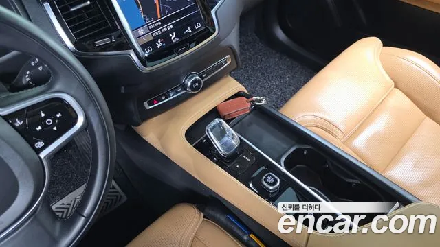 Volvo XC90 2022 — фото 9