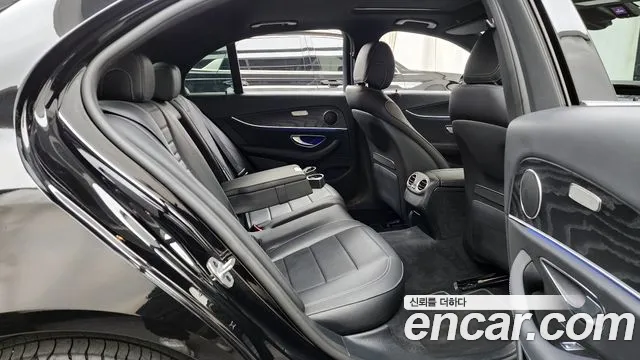 Mercedes-Benz E-Class 2023 — фото 18