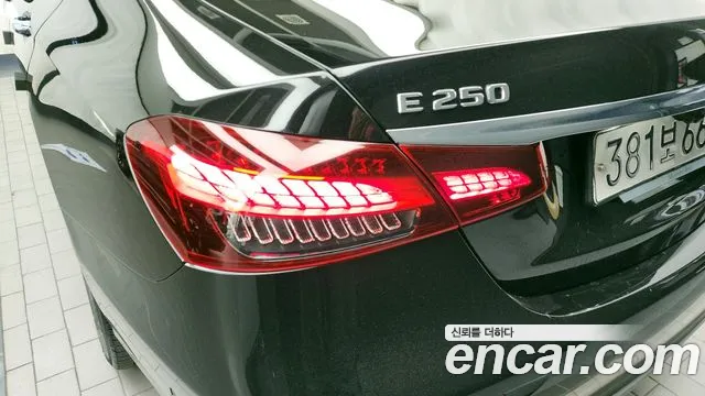 Mercedes-Benz E-Class 2023 — фото 9