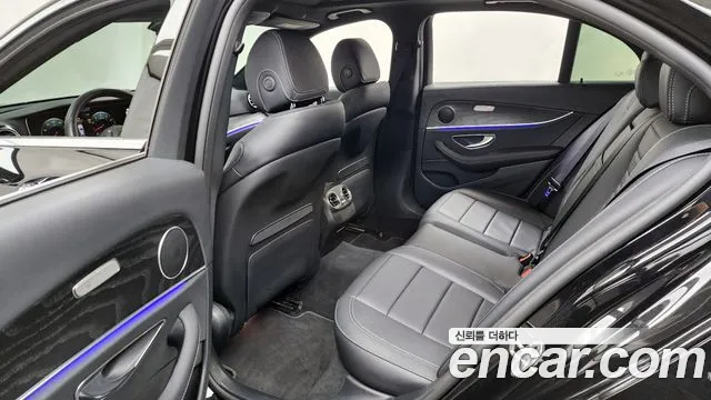Mercedes-Benz E-Class 2023 — фото 16