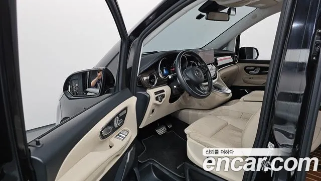 Mercedes-Benz V-Class 2023 — фото 13