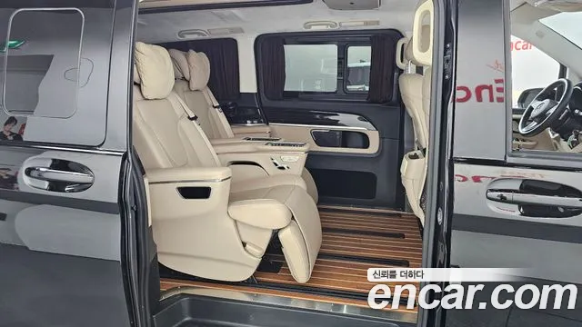 Mercedes-Benz V-Class 2023 — фото 17