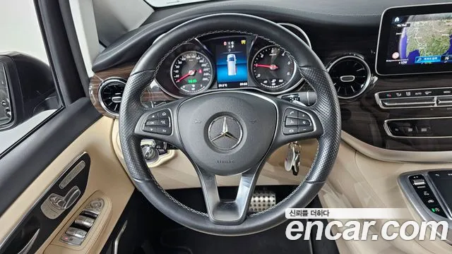 Mercedes-Benz V-Class 2023 — фото 18