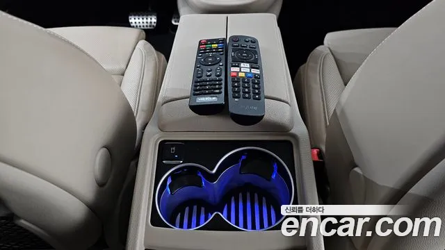 Mercedes-Benz V-Class 2023 — фото 22
