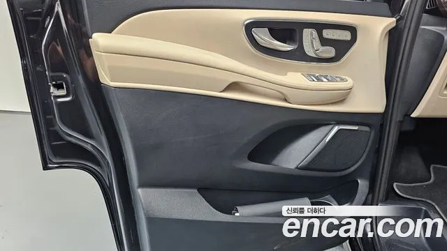Mercedes-Benz V-Class 2023 — фото 14