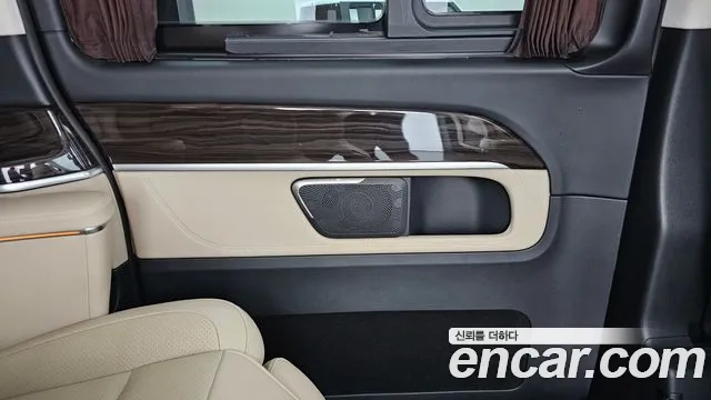 Mercedes-Benz V-Class 2023 — фото 15