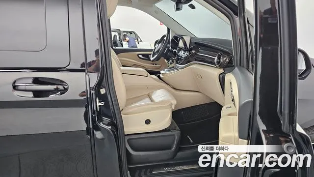 Mercedes-Benz V-Class 2023 — фото 16
