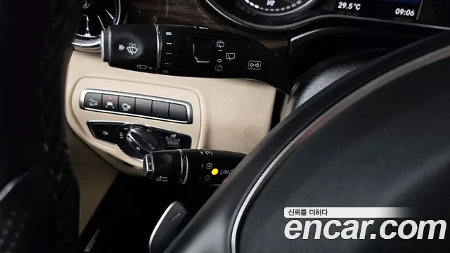 Mercedes-Benz V-Class 2023 — фото 28