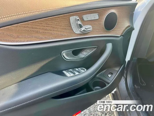 Mercedes-Benz E-Class 2023 — фото 7