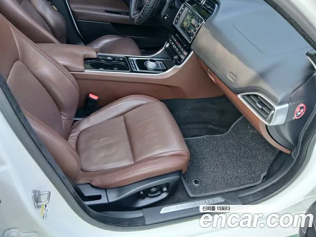 Jaguar XE 2016 — фото 14