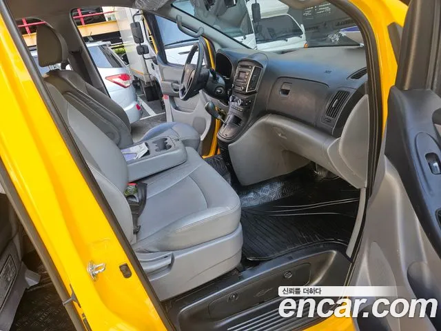 Hyundai Starex 2019 — фото 12