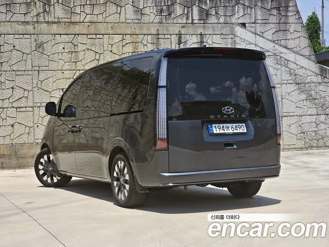 Hyundai Staria 2023 — фото 4