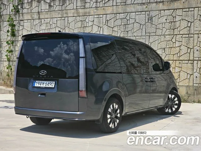Hyundai Staria 2023 — фото 6