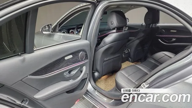 Mercedes-Benz E-Class 2017 — фото 18